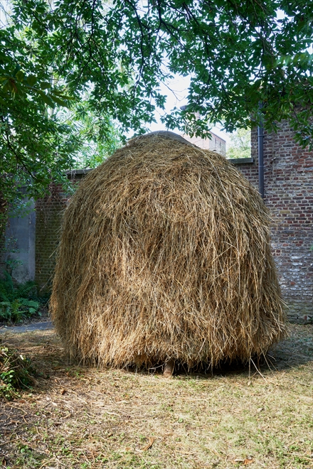 haystack #2, 2019, part of the exhibition at be-Part Kortrijk (foto:Dirk Pauwels) - Tinus Vermeersch