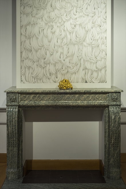 mantle piece, in situ De Directeurswoning ('Incertus' 2018) tempera on wall, goldleaf and terracotta (sculpture) (foto:Steven Kimpe) - Tinus Vermeersch