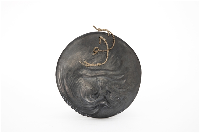 zonder titel (medaillon), 2020, keramiek,  O 15,5 cm (foto:Gerald van Rafelghem) - Tinus Vermeersch